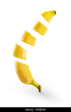 Des tranches de banane battant sur fond blanc Banque D'Images