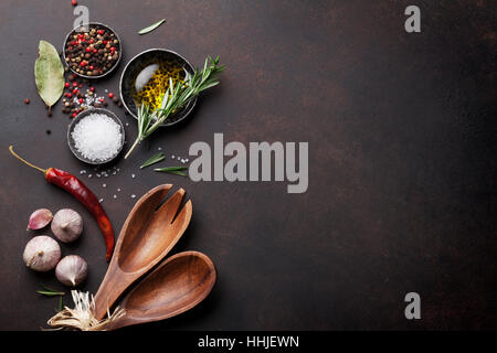 Table de cuisson avec des herbes, épices et ustensiles. Top View with copy space Banque D'Images