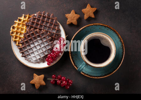 Café avec des gaufres et des bonbons. Vue d'en haut Banque D'Images