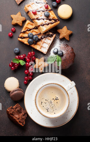 Du café, des bonbons et des gaufres aux fruits rouges. Vue d'en haut Banque D'Images