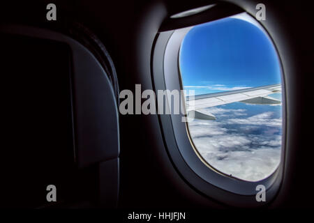 Parce que l'ensemble de l'avion était sombre et l'high school kid assis à côté de moi, à jouer avec son iPad, m'a donné un coup d'oeil sale quand j'ai craqué l'ombre à tak Banque D'Images