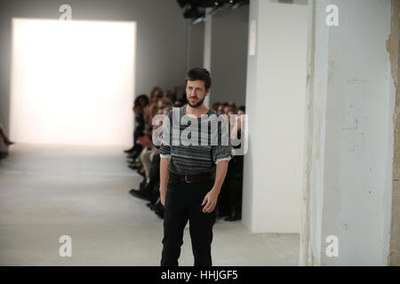 Berlin, Allemagne. 19 Jan, 2017. Michael Sonntag présente ses dernières collections Automne/Hiver 2017 dans le Kaufhaus Jandorf dans la Brunnenstrasse à Berlin-Mitte lors de la Mercedes-Benz Fashion Week Berlin collections automne/hiver 2017. La photo montre le concepteur. Credit : Simone Kuhlmey/Pacific Press/Alamy Live News Banque D'Images