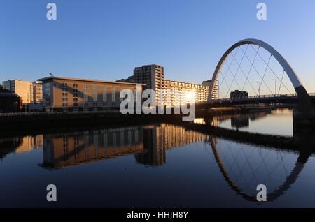 Clyde arc reflète dans rivière Clyde Glasgow Ecosse janvier 2017 Banque D'Images