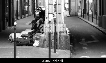 Trois hommes dormant dans la rue à Paris Banque D'Images