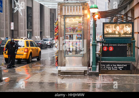 Un kiosque d'information à l'entrée de la station de métro Wall Street par temps humide, Manhattan, New York City, USA Banque D'Images