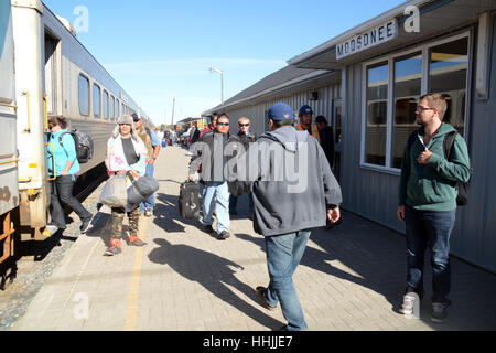 Les voyageurs arrivant à bord de l'Express Polar Bear à la gare de Moosonee, une communauté des Premières nations éloignée du nord de l'Ontario, au Canada. Banque D'Images