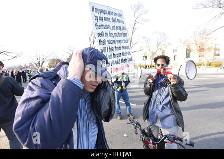 Washington, USA. 19 janvier 2017. Un jour avant l'atout de Donald est d'être inauguré comme le 45e président des États-Unis, des milliers de personnes s'est abattue sur Washington, D.C. Beaucoup étaient partisans d'atout qui avaient des billets pour voir l'inauguration, d'autres attendaient en ligne par le Lincoln Memorial pour voir le concert gratuit par chanteur country Toby Keith. Plusieurs groupes, y compris Code Rose, anarchistes, Black vit et à arrêter l'incarcération de masse, réseau étaient également présents pour montrer ou se préparer à des rassemblements. Credit : Andy Katz/Pacific Press/Alamy Live News Banque D'Images