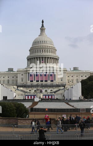 Washington, USA. 19 janvier 2017. Un jour avant l'atout de Donald est d'être inauguré comme le 45e président des États-Unis, des milliers de personnes s'est abattue sur Washington, D.C. Beaucoup étaient partisans d'atout qui avaient des billets pour voir l'inauguration, d'autres attendaient en ligne par le Lincoln Memorial pour voir le concert gratuit par chanteur country Toby Keith. Plusieurs groupes, y compris Code Rose, anarchistes, Black vit et à arrêter l'incarcération de masse, réseau étaient également présents pour montrer ou se préparer à des rassemblements. Credit : Andy Katz/Pacific Press/Alamy Live News Banque D'Images