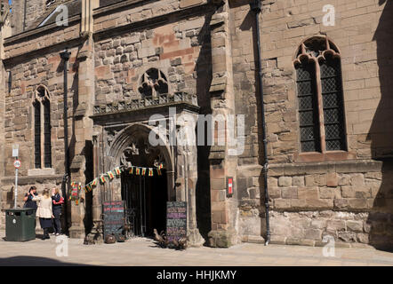 Magasins et pubs dans le centre-ville de Hereford, Angleterre Banque D'Images