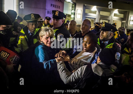 Washington DC, United States. 19 Jan, 2017. À la veille avant de Donald Trump est assermenté à titre de 45e président des États-Unis, en protestation contre l'inauguration le 19 janvier 2017, des centaines de militants entouré le eploraball «Alt-Right,' qui avait lieu à l'intérieur du National Press Club à Washington, DC Crédit : Michael Nigro/Pacific Press/Alamy Live News Banque D'Images