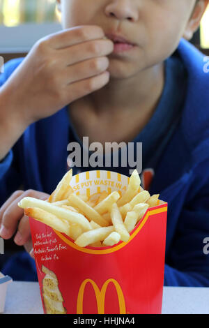 Portrait d'un enfant de manger des chips de McDonald's McDonald's à Victoria de Melbourne Australie Banque D'Images