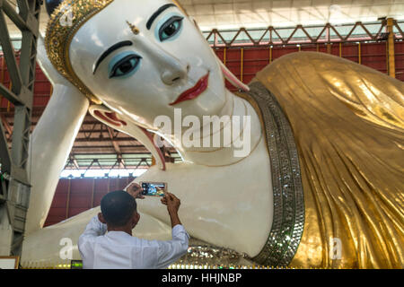 Giant bouddha couché de Chauk Htat Gyi le à Yangon, Myanmar, Rangoon ou Asia Banque D'Images