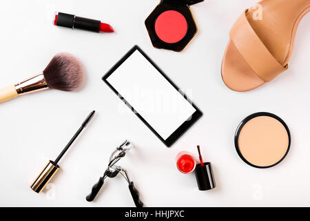 Accessoires de mode et smart phone avec écran vide. Vue de dessus Banque D'Images