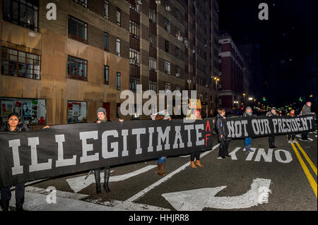 New York, USA. 19 Jan, 2017. Le soir avant l'inauguration de l'atout, des célébrités, des élus, des groupes communautaires et des organisations, et des milliers de New-Yorkais en dehors de Trump International Hotel & Tower près de Columbus Circle, rester unis et faire clairement comprendre au président élu Trump et Congrès que New York va protéger les droits des résidents et continuent de faire de réels progrès sur les questions importantes telles que la santé, le changement climatique, la justice sociale et les droits des immigrés. Credit : PACIFIC PRESS/Alamy Live News Banque D'Images