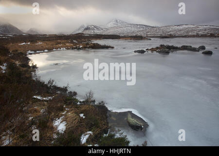 Un petit Lochan sur Rannock Moor en janvier couvert de glace Banque D'Images