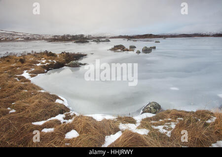 Un petit Lochan sur Rannock Moor en janvier couvert de glace Banque D'Images