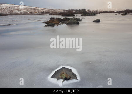 Un petit Lochan sur Rannock Moor en janvier couvert de glace Banque D'Images