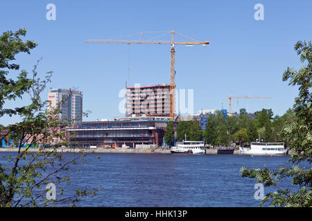 UMEA, SUÈDE LE 29 MAI 2013. Vue de la rivière, les bâtiments en construction, des navires à vapeur le long du pont. Usage éditorial. Banque D'Images