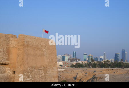 Les murs fortifiés de la Fort de Bahreïn avec le Seef district dans l'arrière-plan, Royaume de Bahreïn Banque D'Images