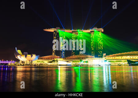 La ville de Singapour, Singapour - 8 janvier, 2016 Marina Bay Sands show laser. Banque D'Images