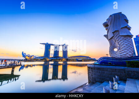 La ville de Singapour, Singapour - 9 janvier, 2016 Marina Bay Sands Merlion, au lever du soleil. Banque D'Images