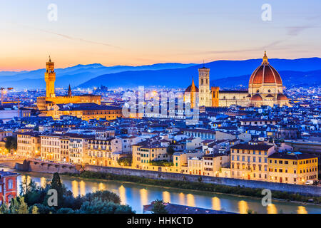 Florence, Italie. Vue de Florence après le coucher du soleil depuis la Piazzale Michelangelo Banque D'Images
