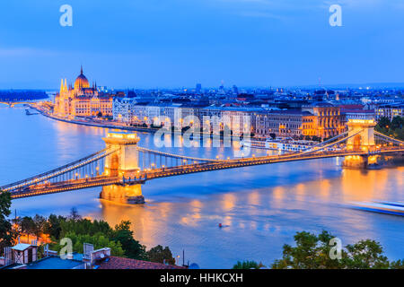 Budapest, Hongrie. Le pont des chaînes sur le fleuve Danube et célèbre bâtiment du Parlement. Banque D'Images