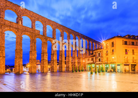 Segovia, Espagne. Plaza del Azoguejo et l'ancien aqueduc romain. Banque D'Images