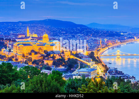 Budapest, Hongrie. Palais royal de Buda et l'église Matthias. Banque D'Images