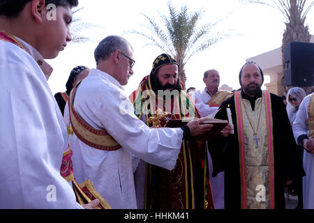 L'Archevêque Syriaque Orthodoxe de Jérusalem, Mor Severius malke" Mourad mène une procession lors de la traditionnelle cérémonie de l'Epiphanie syriaque sur les fonts baptismaux Qaser el Yahud site Kasser aussi Qasser Yehud al ou le nom officiel de la partie occidentale de l'emplacement traditionnel du baptême de Jésus par Jean le Baptiste dans le Jourdain région Vallée de la Cisjordanie Israël Banque D'Images