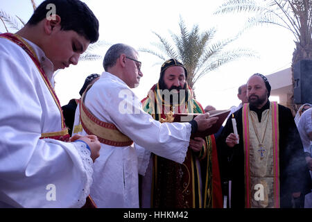 L'Archevêque Syriaque Orthodoxe de Jérusalem, Mor Severius malke" Mourad mène une procession lors de la traditionnelle cérémonie de l'Epiphanie syriaque sur les fonts baptismaux Qaser el Yahud site Kasser aussi Qasser Yehud al ou le nom officiel de la partie occidentale de l'emplacement traditionnel du baptême de Jésus par Jean le Baptiste dans le Jourdain région Vallée de la Cisjordanie Israël Banque D'Images