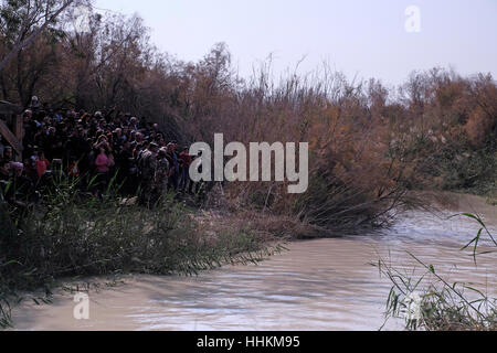 Des soldats jordaniens avec pèlerins chrétiens arabes sur la côte du Jourdain en Jordanie Banque D'Images