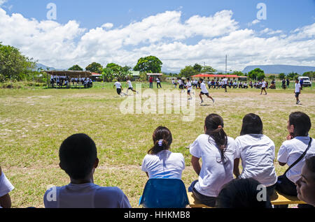 Les étudiants de l'école, crier et applaudir leur équipe depuis les tribunes. Certains élèves de l'école de Kamarata, situé dans le parc national Canaima, Banque D'Images