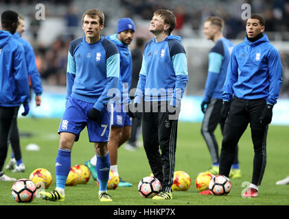 Birmingham City's Robert Tesche (à gauche) au cours de l'Emirates en FA Cup, troisième tour replay match à St James' Park, Newcastle. ASSOCIATION DE PRESSE Photo. Photo date : mercredi 18 janvier 2017. Voir l'ACTIVITÉ DE SOCCER histoire Newcastle. Crédit photo doit se lire : Owen Humphreys/PA Wire. RESTRICTIONS : EDITORIAL N'utilisez que pas d'utilisation non autorisée avec l'audio, vidéo, données, listes de luminaire, club ou la Ligue de logos ou services 'live'. En ligne De-match utilisation limitée à 75 images, aucune émulation. Aucune utilisation de pari, de jeux ou d'un club ou la ligue/dvd publications. Banque D'Images