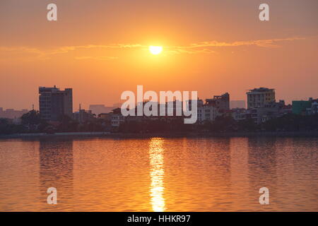 Coucher du soleil sur le lac ouest (Ho Tay), Hanoi, Vietnam Banque D'Images