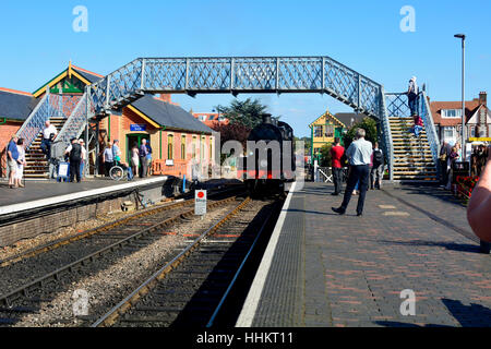 Train en arrivant à la vapeur de l'ancienne gare ferroviaire de Sheringham - fait partie de la North Norfolk Norfolk, Angleterre en fer Banque D'Images