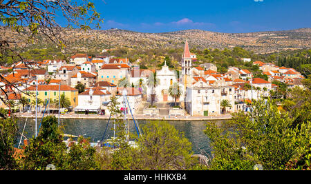 Milna waterfront vue panoramique, île de Brac, Dalmatie, Croatie Banque D'Images