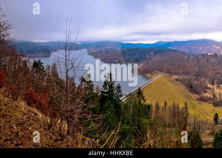 Lac Lokvarsko à Gorski kotar vue d'hiver, région de montagne de Croatie Banque D'Images