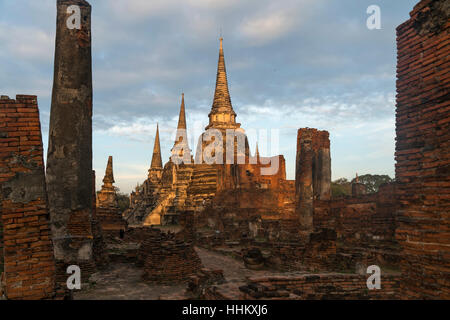 Les trois chedis du vieux Palais Royal Wat Phra Si Sanphet, Parc historique d'Ayutthaya, Thaïlande, Asie Banque D'Images