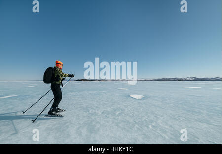 Patins de randonnée norvégien. Les touristes voyage Norvège randonnées patinoire sur le lac gelé. Offre spéciale long skate pour de longues distances. Montage sous le sk Banque D'Images