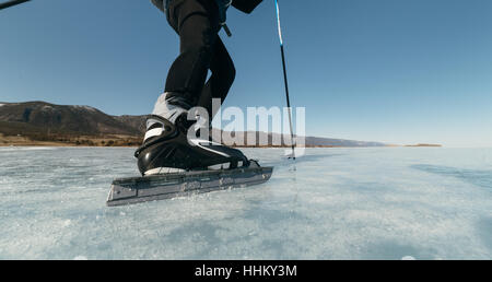 Patins de randonnée norvégien. Les touristes voyage Norvège randonnées patinoire sur le lac gelé. Offre spéciale long skate pour de longues distances. Montage sous le sk Banque D'Images