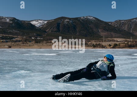 Patins de randonnée norvégien. Les touristes voyage Norvège randonnées patinoire sur le lac gelé. Offre spéciale long skate pour de longues distances. Montage sous le sk Banque D'Images