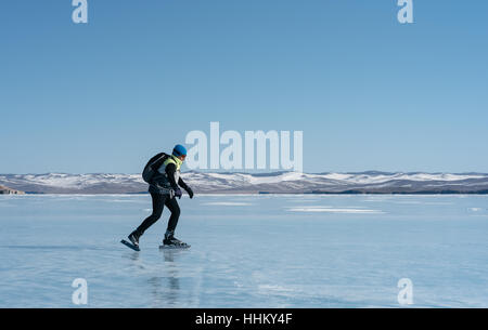 Patins de randonnée norvégien. Les touristes voyage Norvège randonnées patinoire sur le lac gelé. Offre spéciale long skate pour de longues distances. Montage sous le sk Banque D'Images