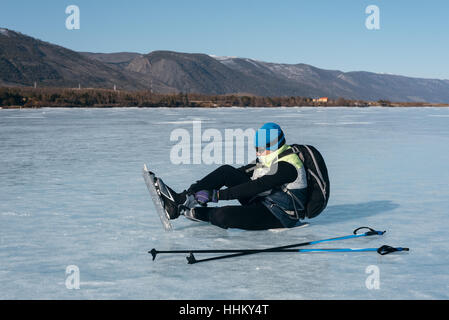 Patins de randonnée norvégien. Les touristes voyage Norvège randonnées patinoire sur le lac gelé. Offre spéciale long skate pour de longues distances. Montage sous le sk Banque D'Images