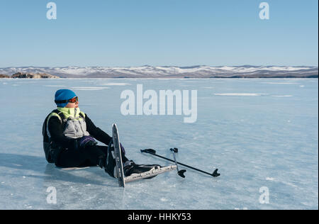 Patins de randonnée norvégien. Les touristes voyage Norvège randonnées patinoire sur le lac gelé. Offre spéciale long skate pour de longues distances. Montage sous le sk Banque D'Images