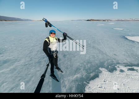 Patins de randonnée norvégien. Les touristes voyage Norvège randonnées patinoire sur le lac gelé. Offre spéciale long skate pour de longues distances. Montage sous le sk Banque D'Images