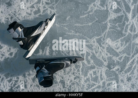 Patins de randonnée norvégien. Les touristes voyage Norvège randonnées patinoire sur le lac gelé. Offre spéciale long skate pour de longues distances. Montage sous le sk Banque D'Images