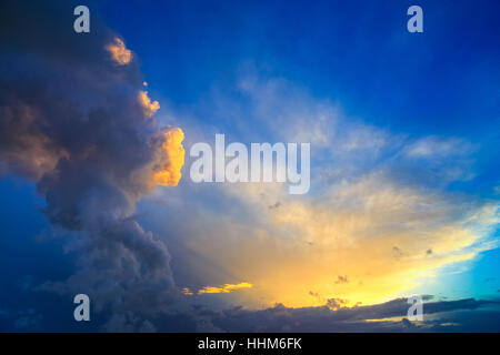 Ciel coucher de soleil spectaculaire avec le jaune, bleu et orange près de nuages d'orage. Banque D'Images