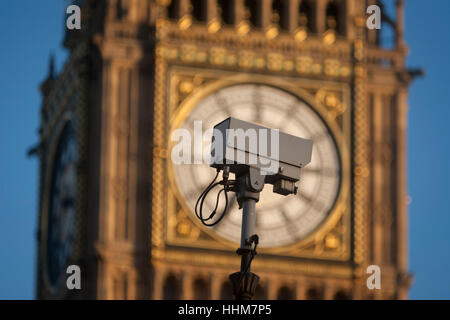 Le trafic d'une caméra de surveillance installé à l'avant du cadran contenant le Big Ben Bell dans la Elizabeth Tour du parlement britannique, le 17 janvier 2017, à Londres en Angleterre. L'Elizabeth Tower (autrefois appelée la Tour de l'horloge) nommé en hommage à la reine Elizabeth II dans son année du Jubilé de diamant - a été soulevée comme une partie de Charles Barry's conception pour un nouveau palais, après l'ancien Palais de Westminster a été en grande partie détruit par un incendie dans la nuit du 16 octobre 1834 .. (Plus dans la description). Banque D'Images