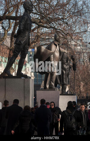 Les trois statues du président sud-africain Jan Smuts Lloyd-George et Churchill le 18 janvier 2017, à la place du Parlement, Londres, Angleterre. Sur la gauche est le Maréchal Jan Christiaan Smuts d'Afrique du Sud était un éminent homme d'État du Commonwealth britannique et chef militaire, et philosophe. Au milieu est David Lloyd George 1er comte de Dwyfor Lloyd-George, OM, PC était un homme politique libéral et homme d'État. Et sur la droite est Winston Churchill était un premier ministre en temps de guerre. Banque D'Images